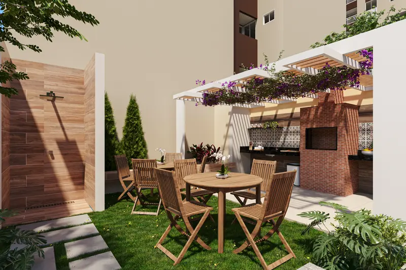 Jardim com pergolado, mesas ao ar livre e ducha externa